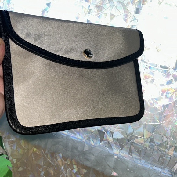 MICHAEL KORS SPORT/CASUAL NYLON WATER RESISTANT BEIGE WRISTLET CLUTCH NWOT - Picture 14 of 16